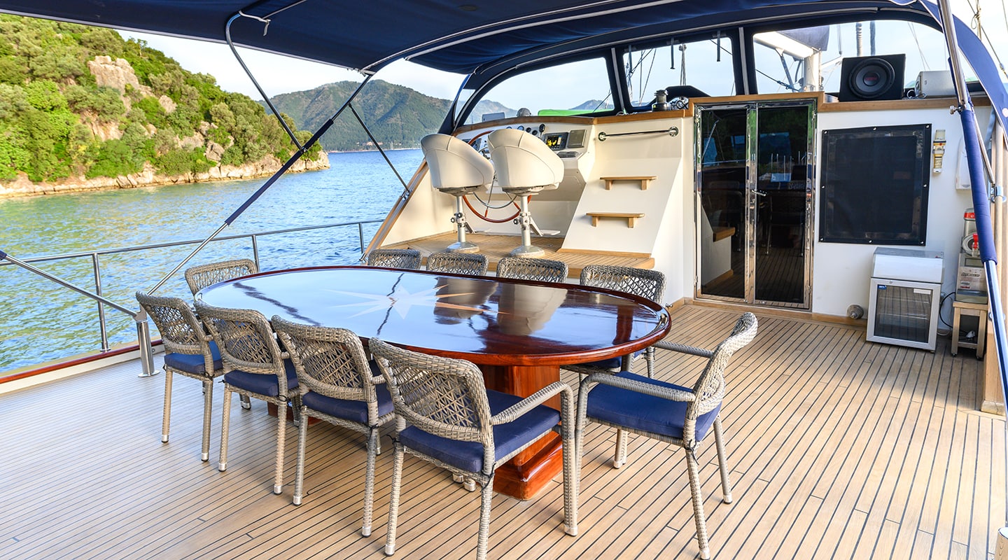 VIVA SHIRA Aft deck