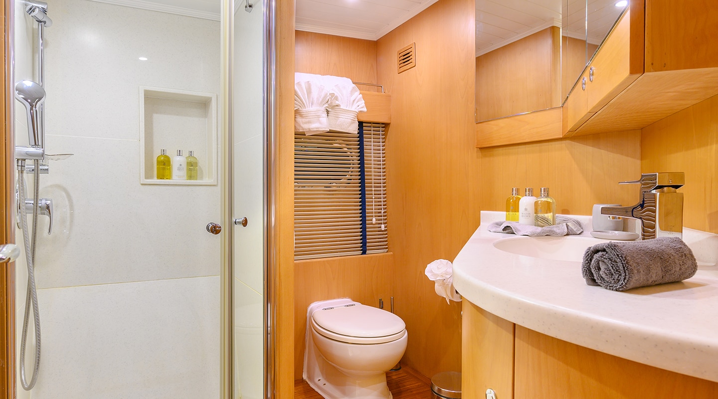 VIVA SHIRA Bathroom