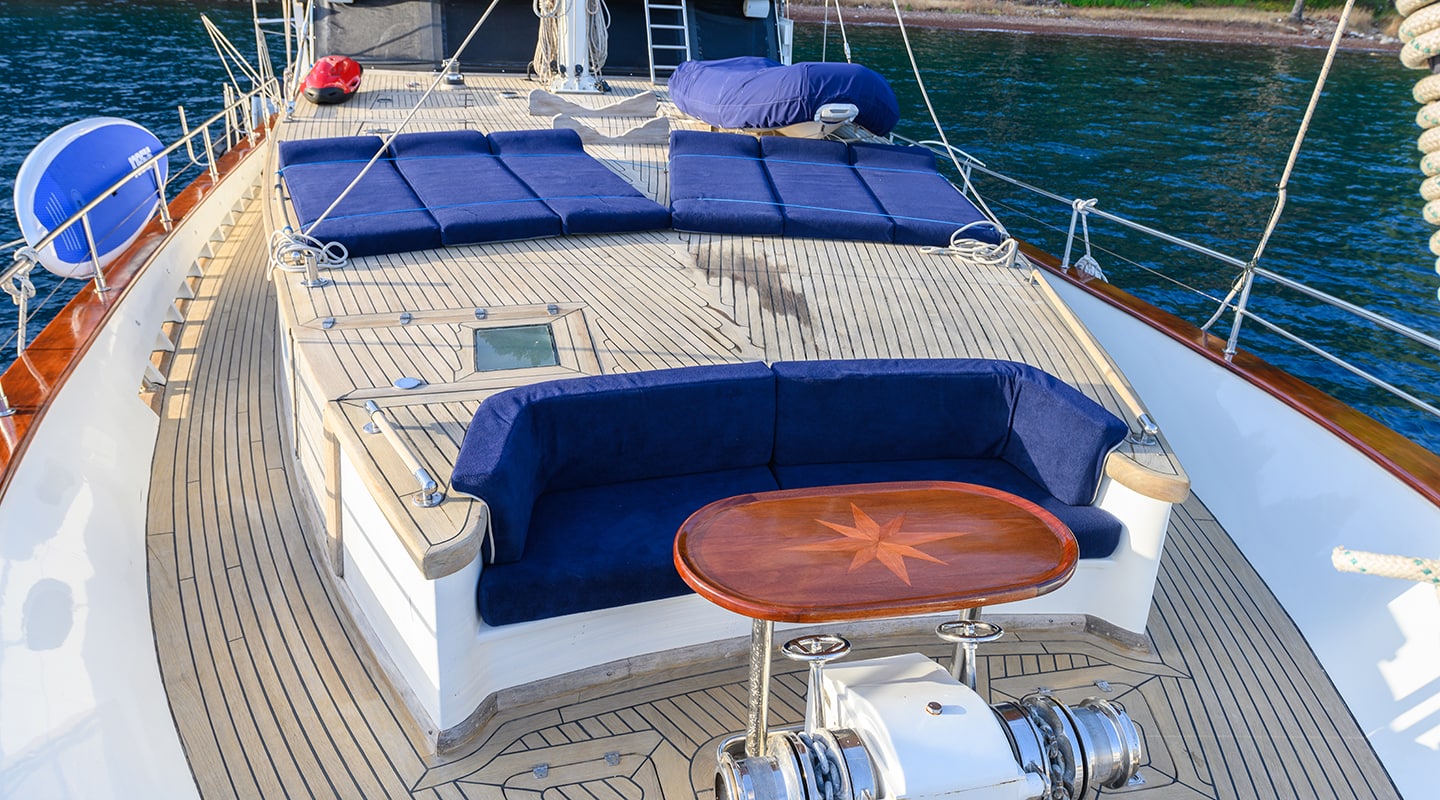 VIVA SHIRA Bow deck