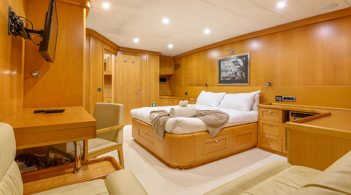 VIVA SHIRA Master cabin