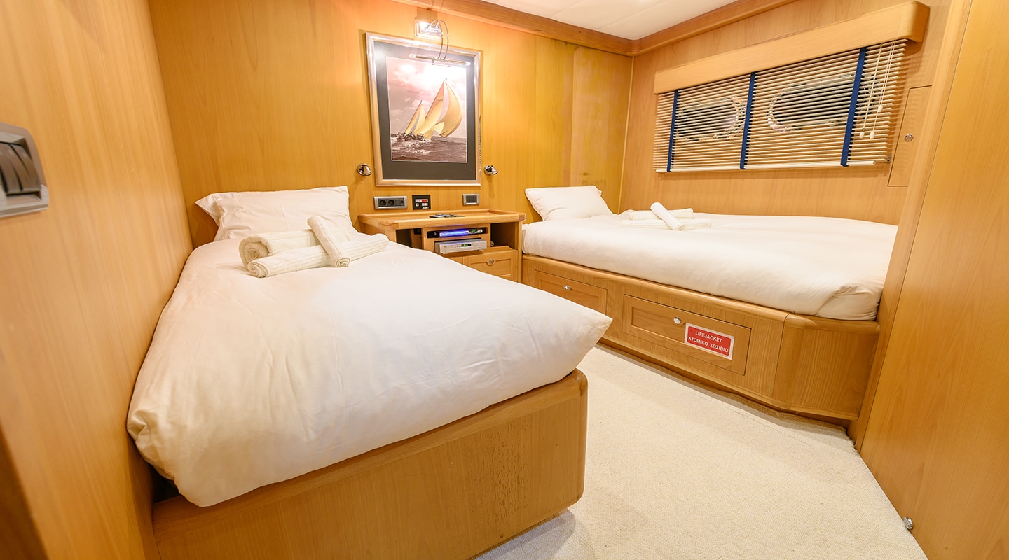 VIVA SHIRA Twin cabin