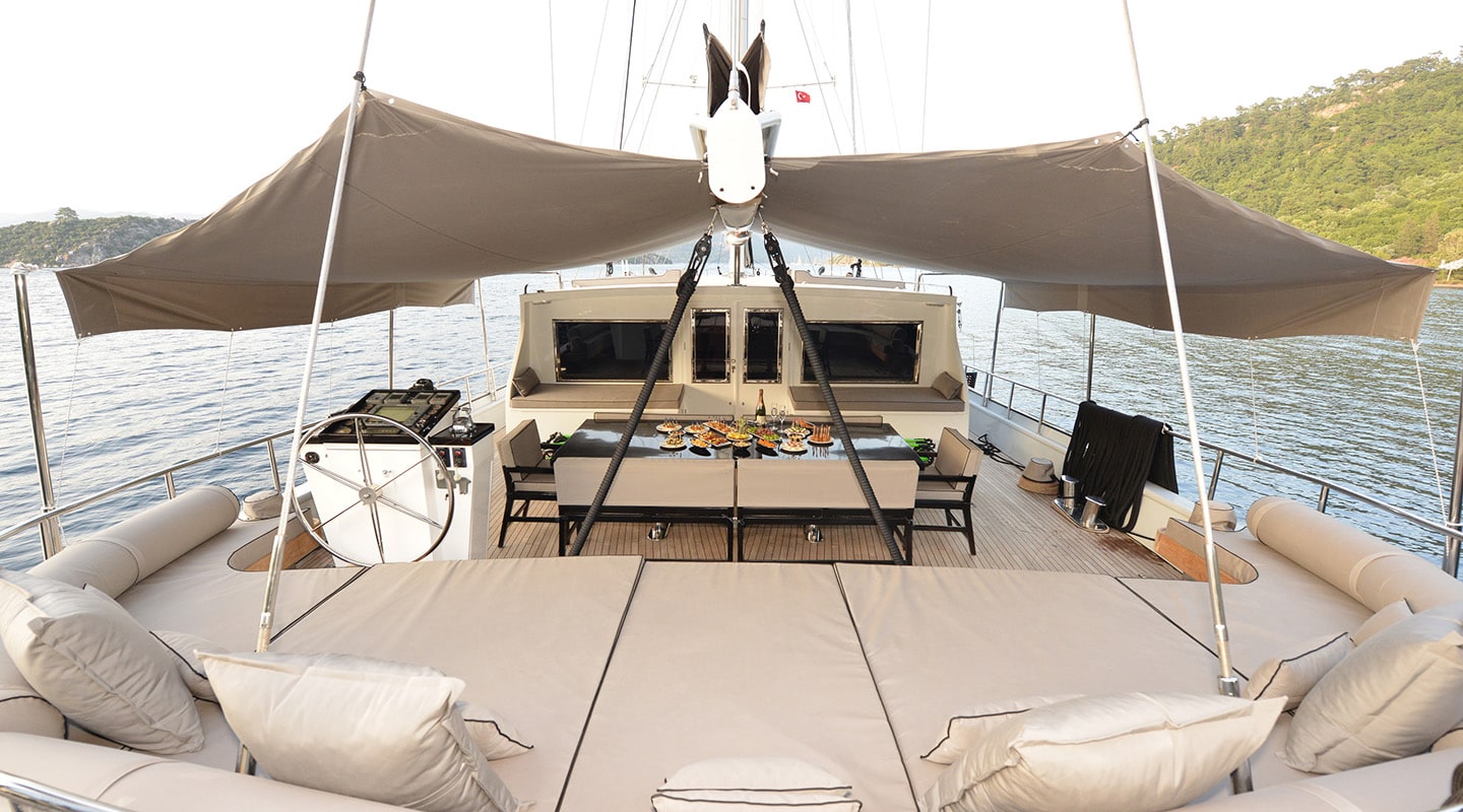 WHITE SOUL Aft deck