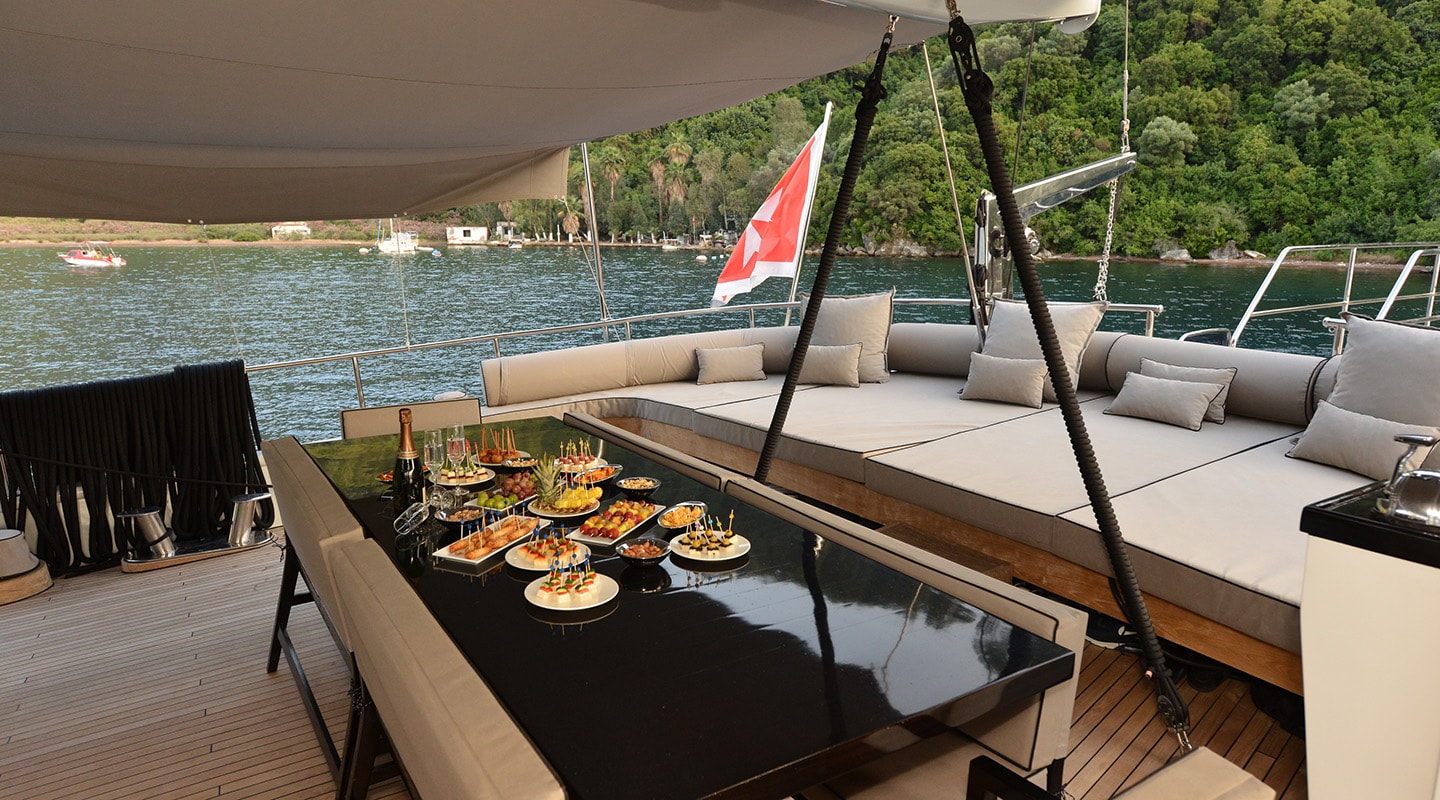 WHITE SOUL Aft deck