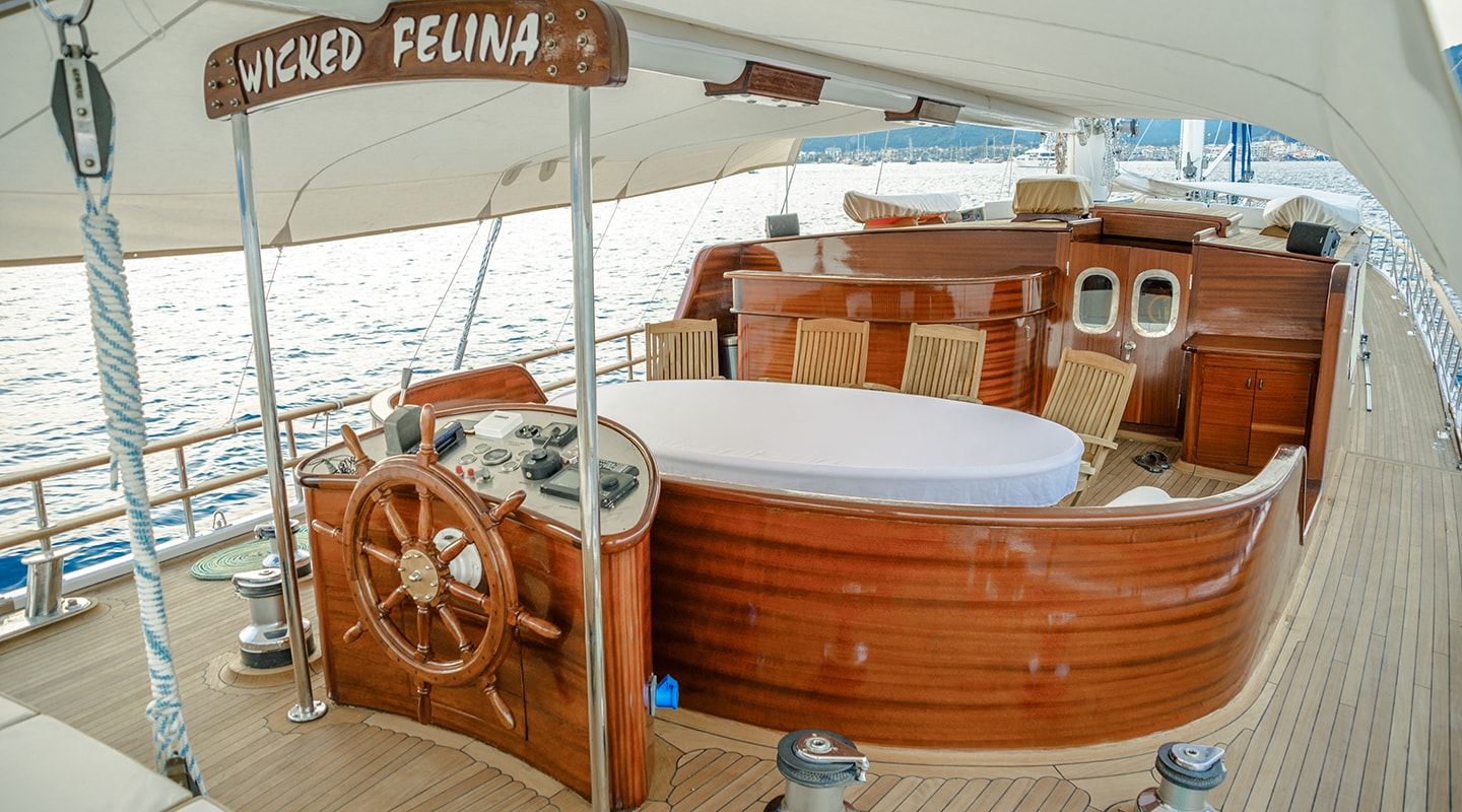 WICKED FELINA Aft deck