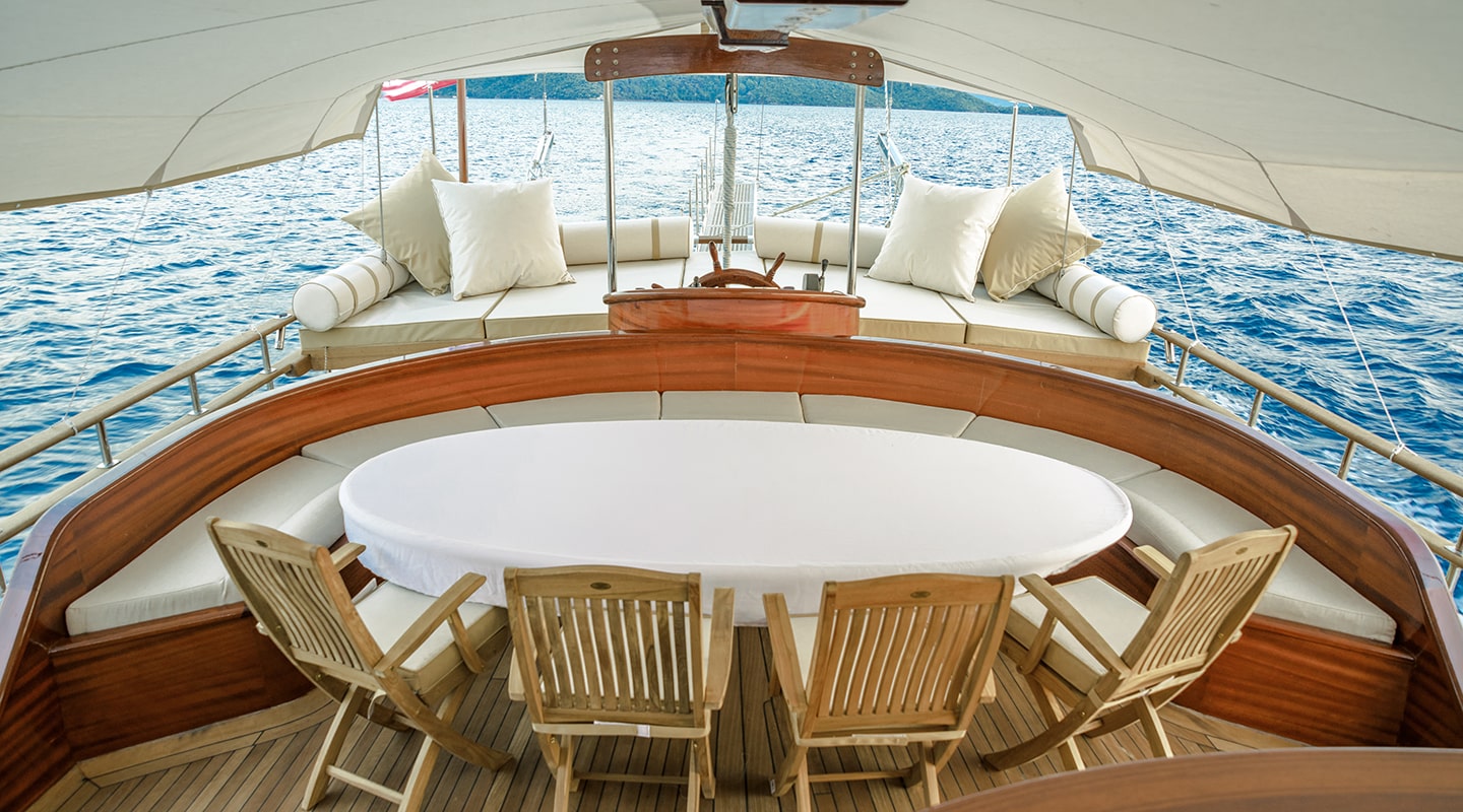 WICKED FELINA Aft deck
