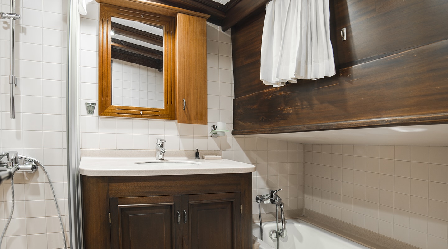 WICKED FELINA Bathroom