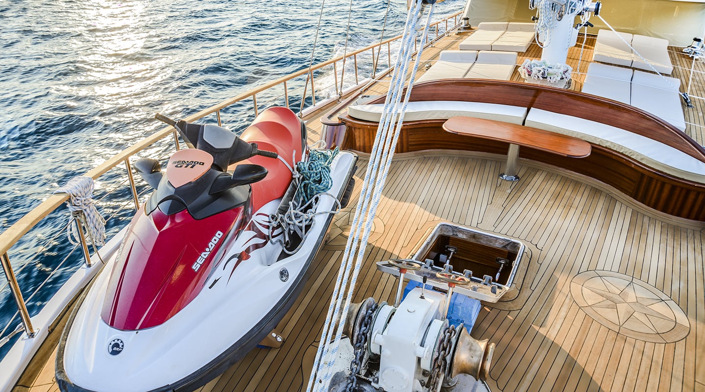 WICKED FELINA Bow deck