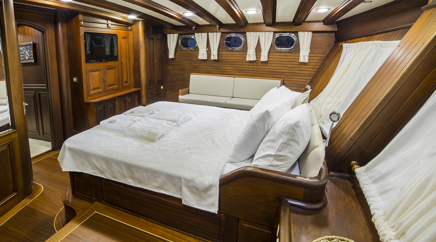 WICKED FELINA Master cabin