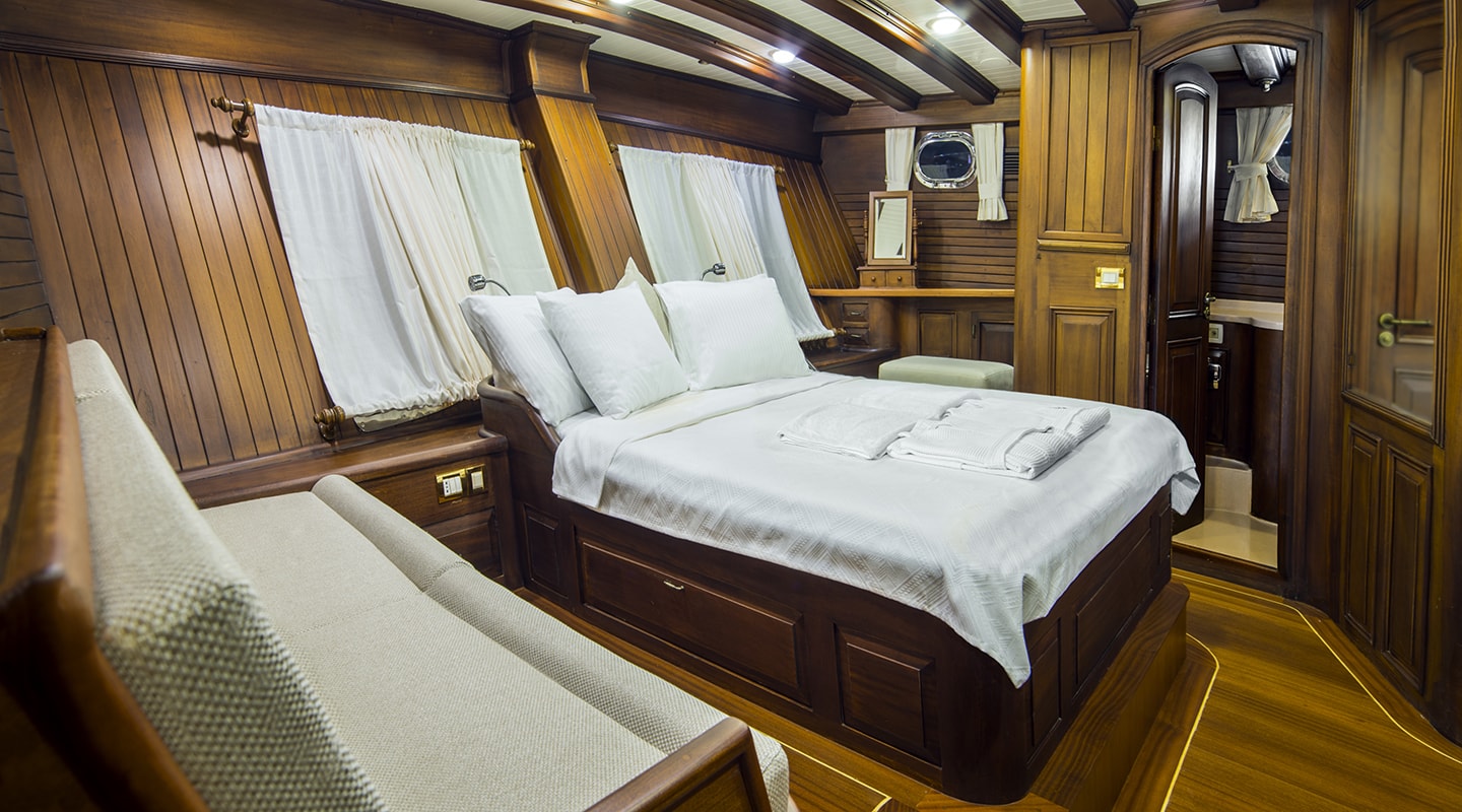 WICKED FELINA Master cabin
