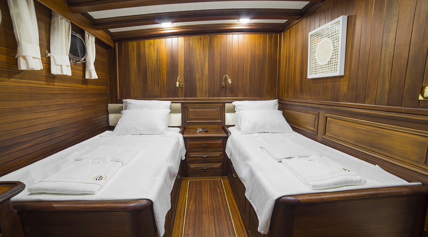 WICKED FELINA Twin cabin