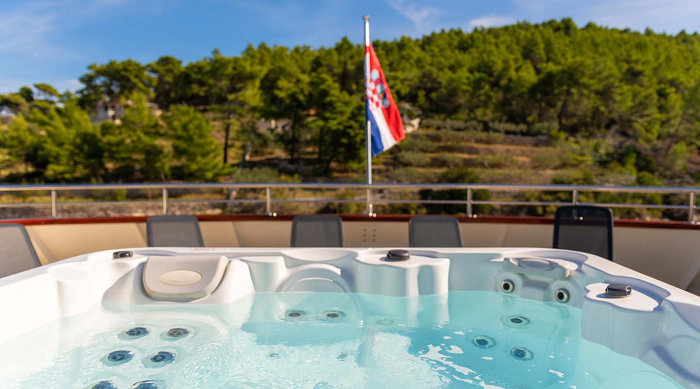 YOLO Jacuzzi on Upper deck