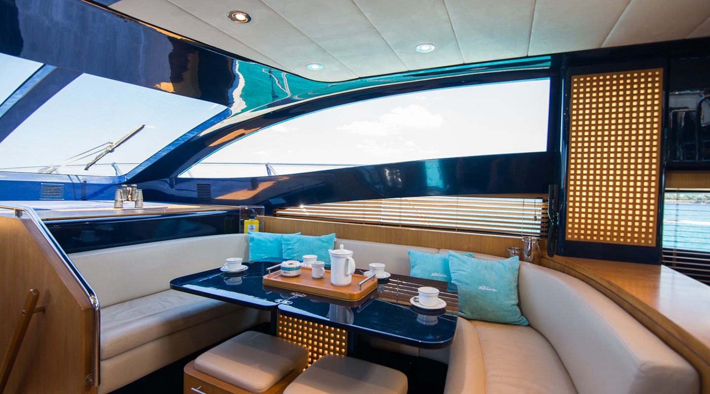 ANTAMAR II Saloon