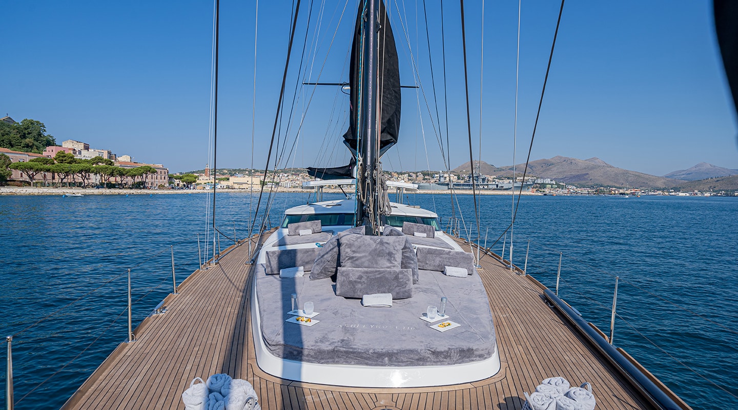ASHLEYROSE 110 Bow deck