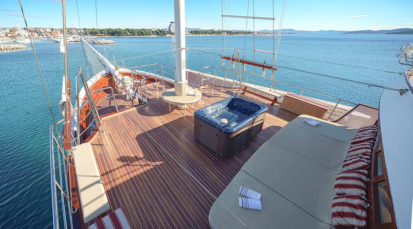 CESARICA Bow deck