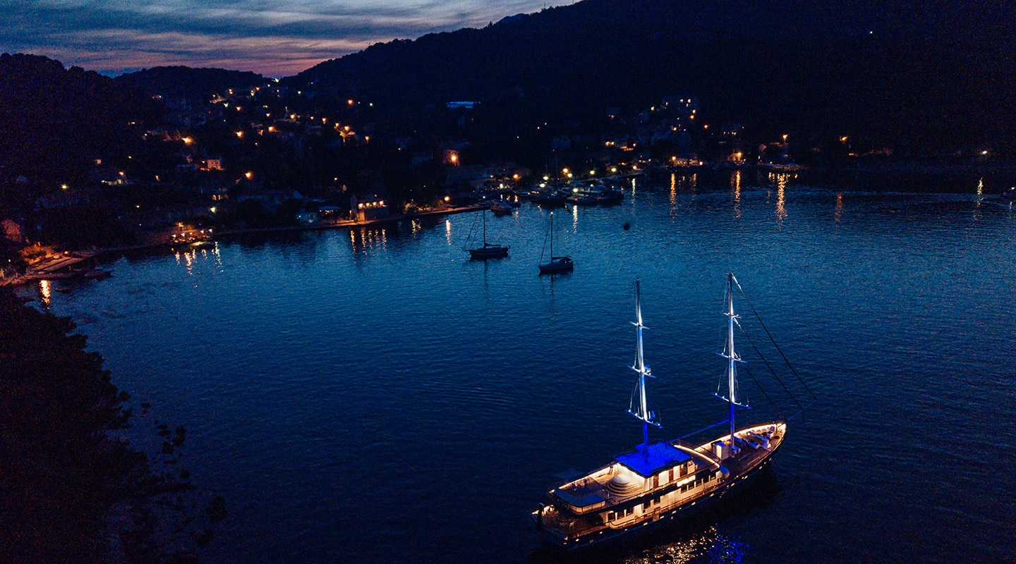 CORSARIO At night