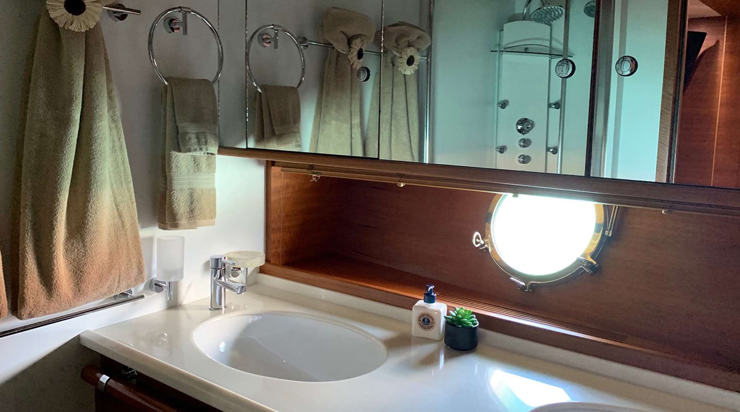 ECLIPSE 114 Bathroom