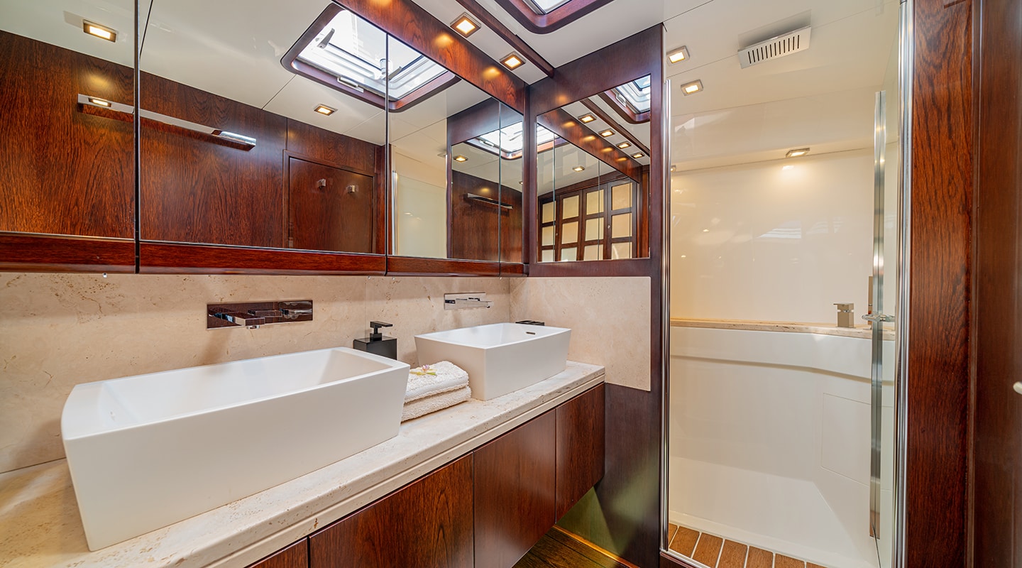 FARANDWIDE Bathroom