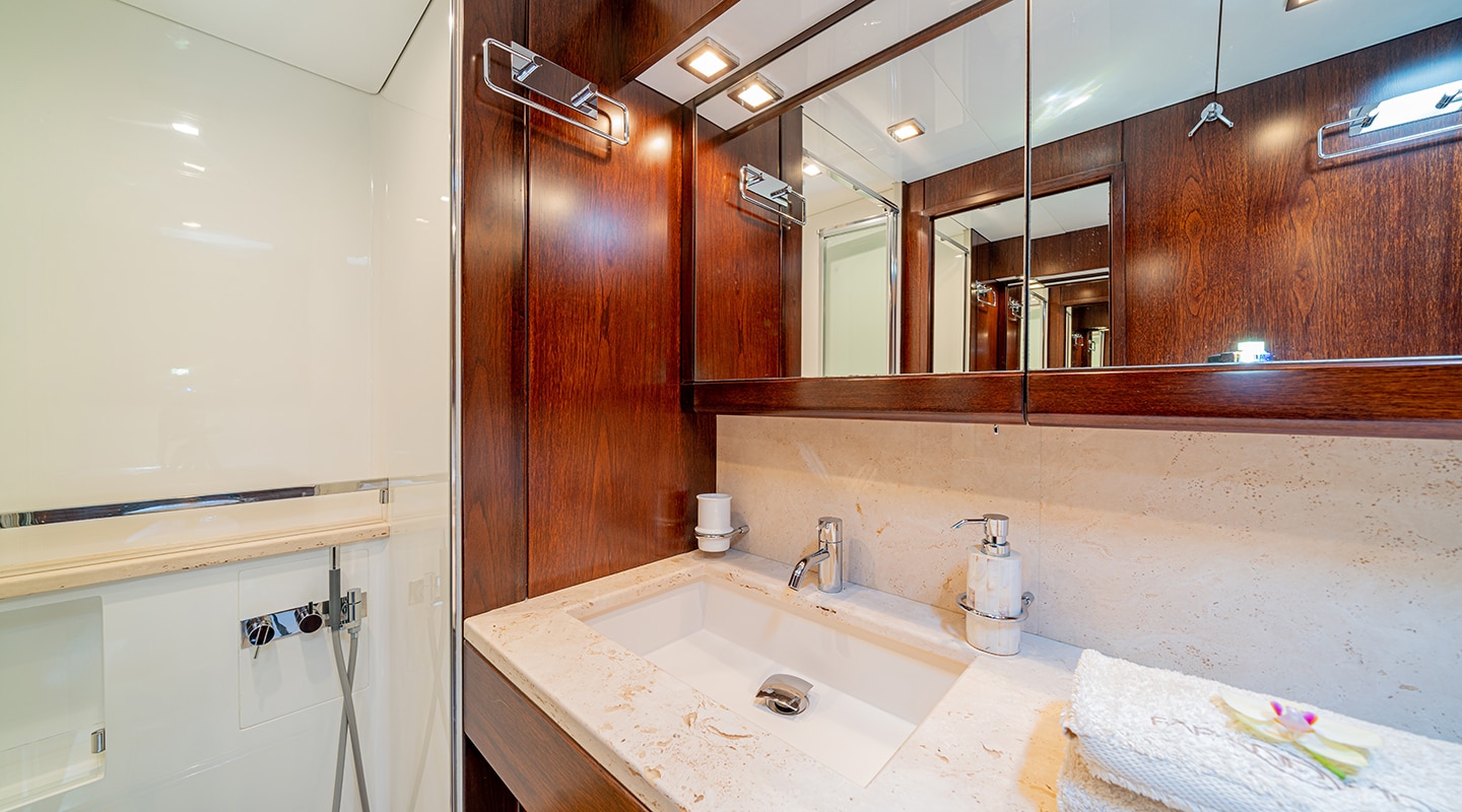 FARANDWIDE Bathroom