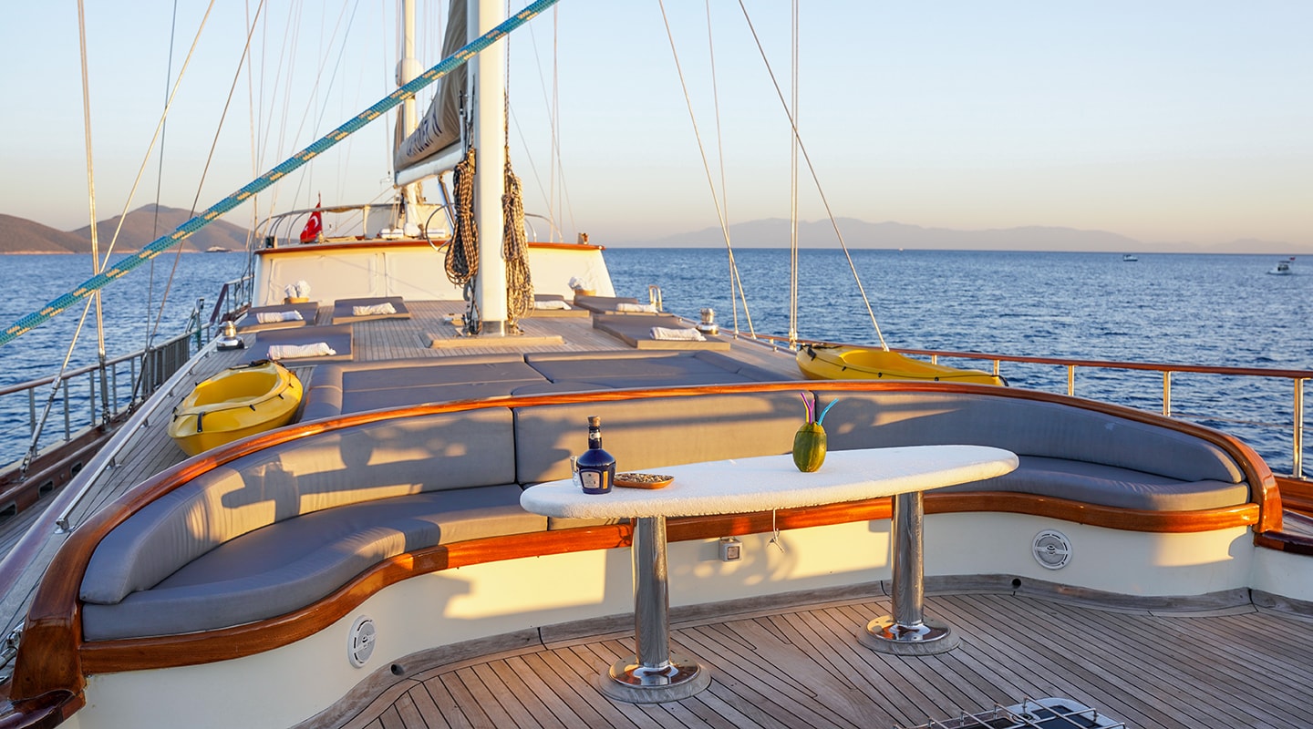 LA BELLA VITA Bow deck