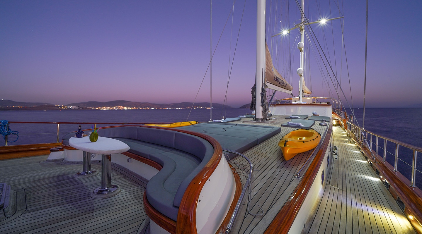 LA BELLA VITA Bow deck