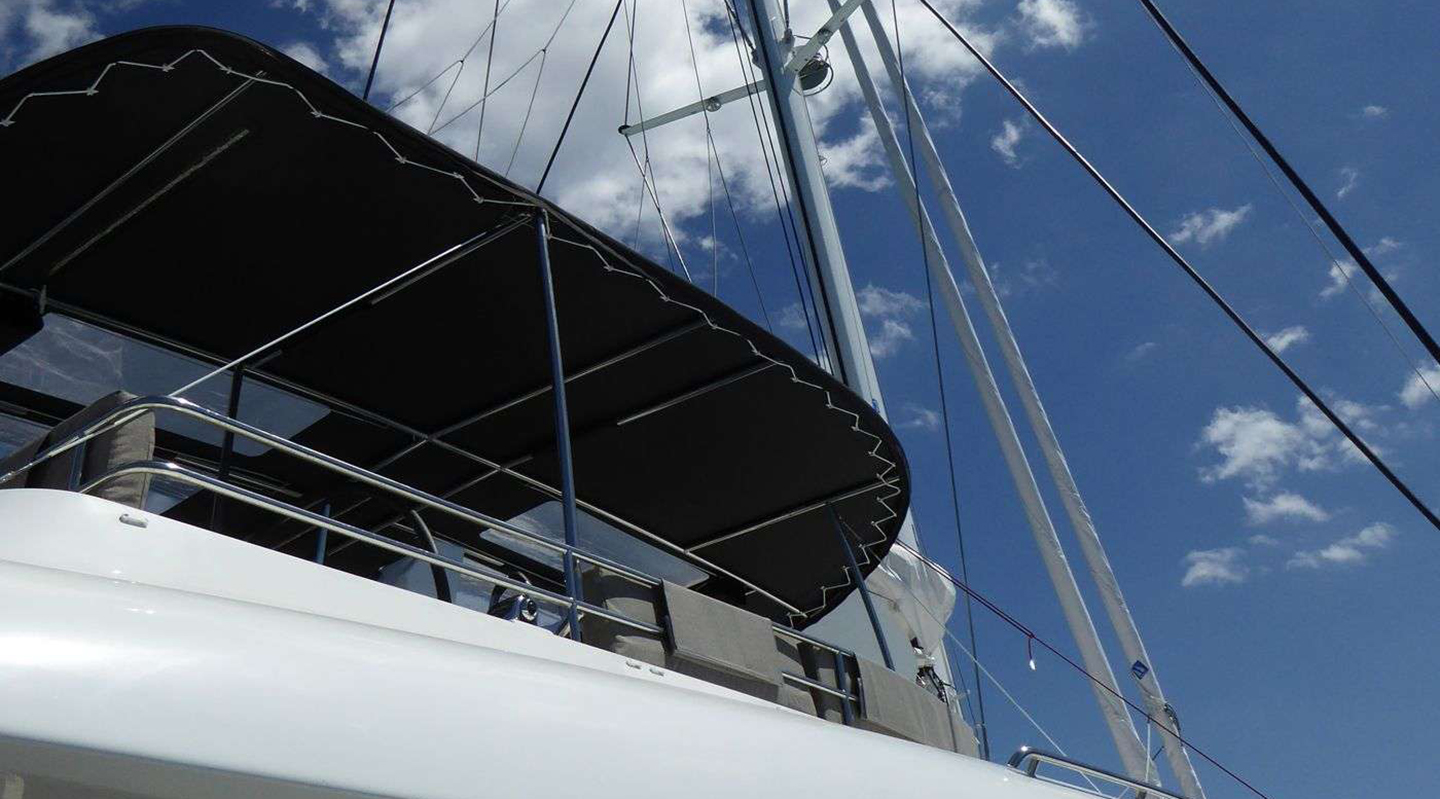 LADY M Side deck