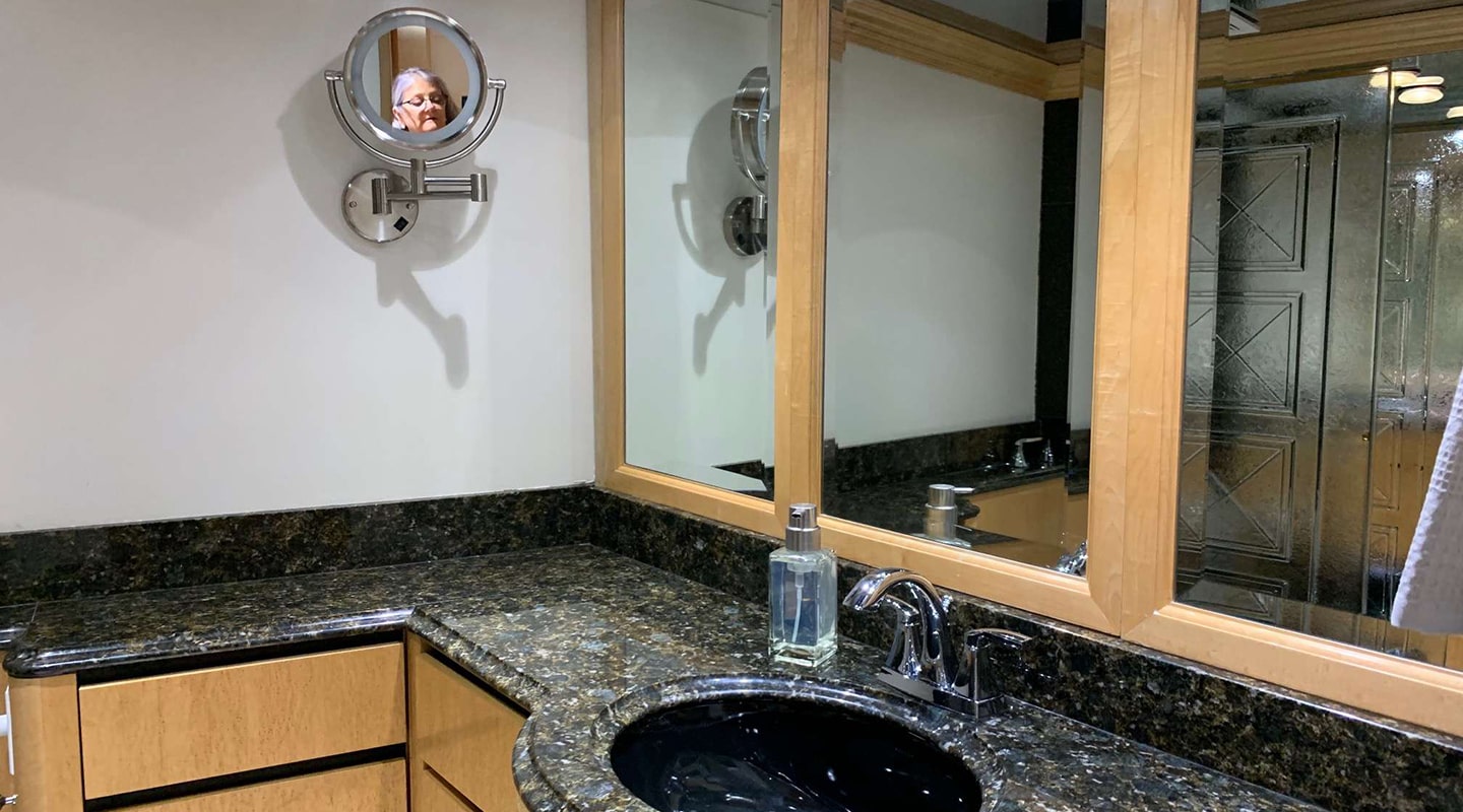LADY SHARON GALE Bathroom