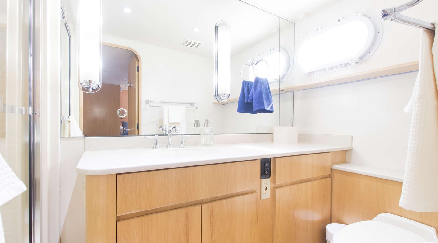 LADY SHARON GALE Bathroom