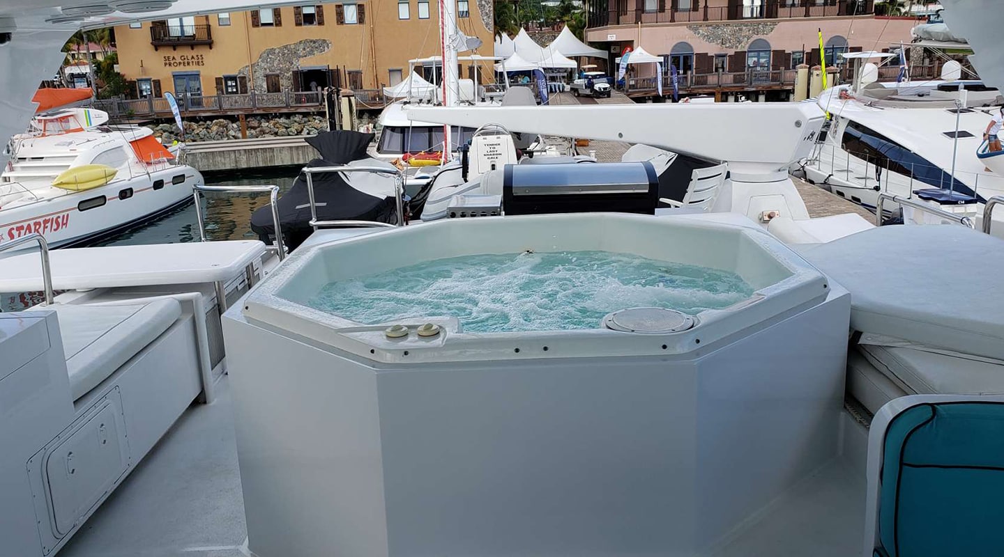 LADY SHARON GALE Jacuzzi