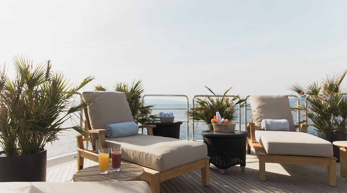 LADY TRUDY Sundeck