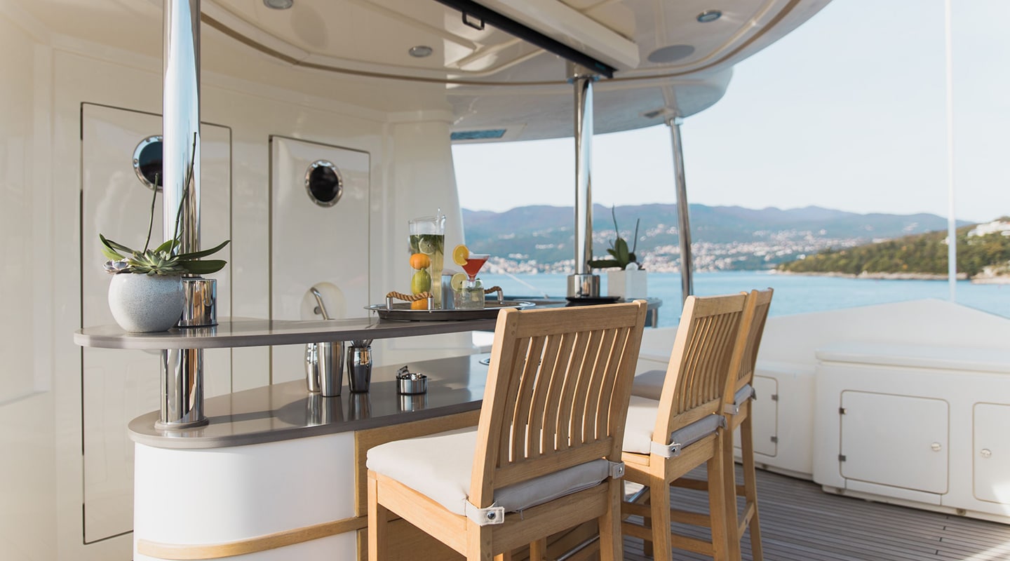 LADY TRUDY Sundeck bar