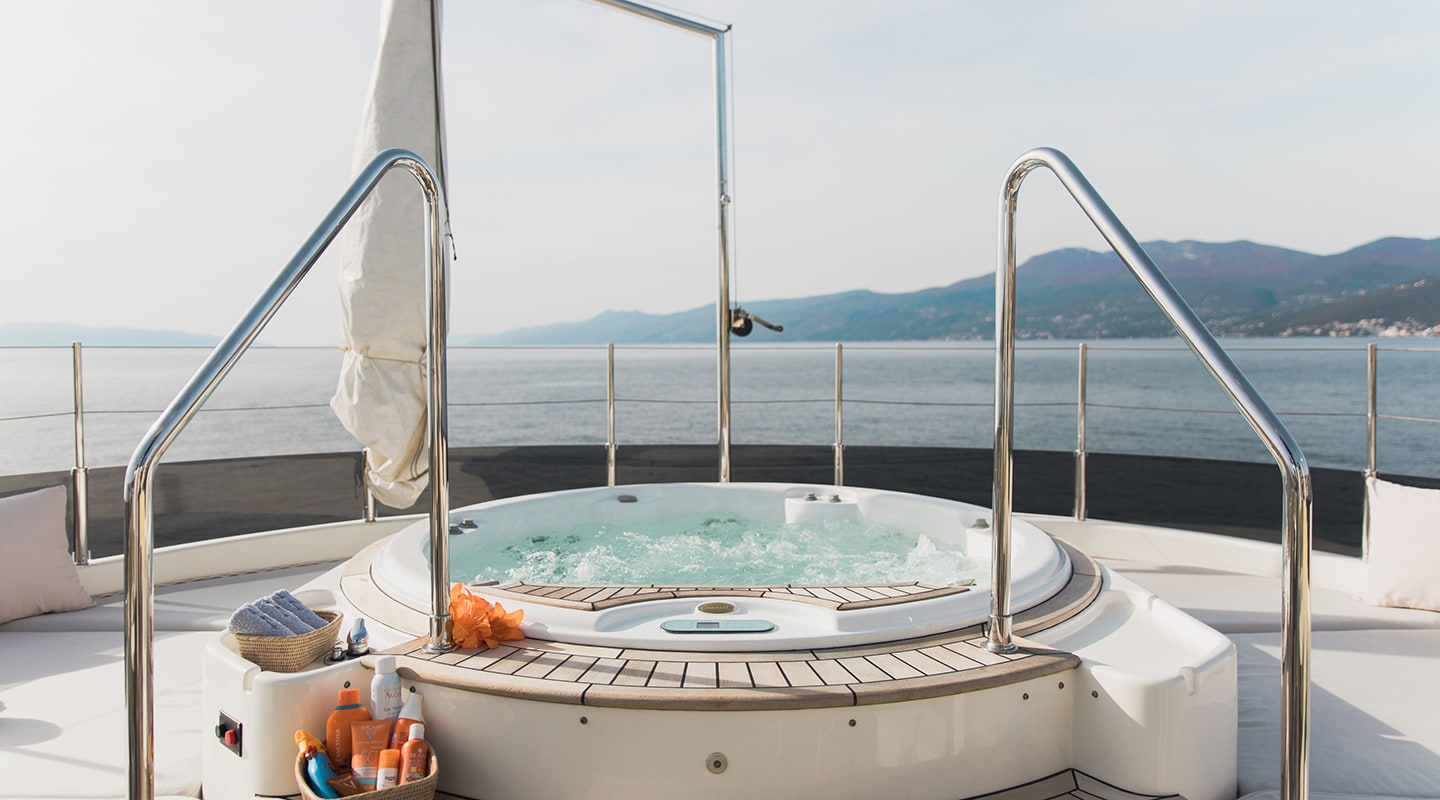 LADY TRUDY Sundeck jacuzzi