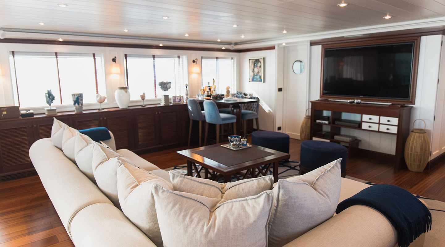 LADY TRUDY Upperdeck saloon