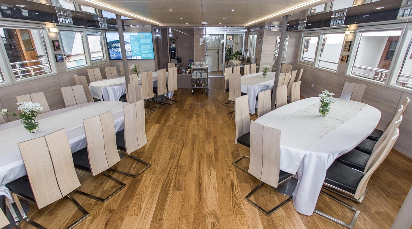 RIVA Saloon