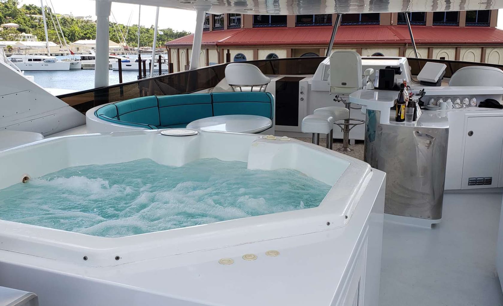 LADY SHARON GALE Jacuzzi