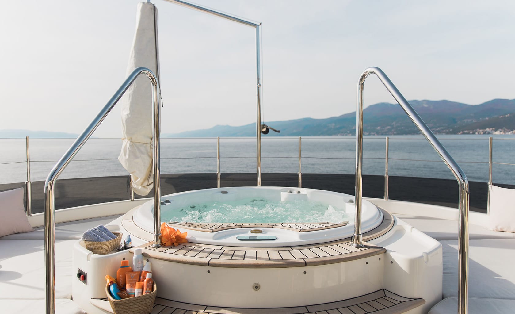 LADY TRUDY Sundeck jacuzzi