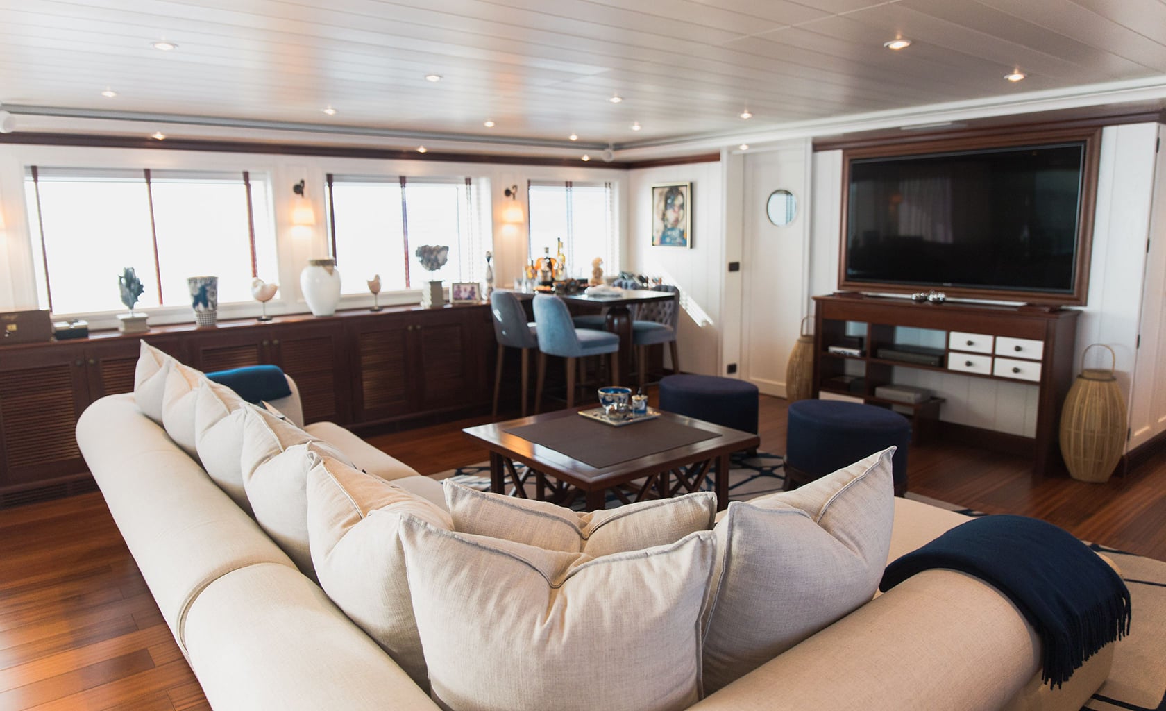 LADY TRUDY Upper deck salon