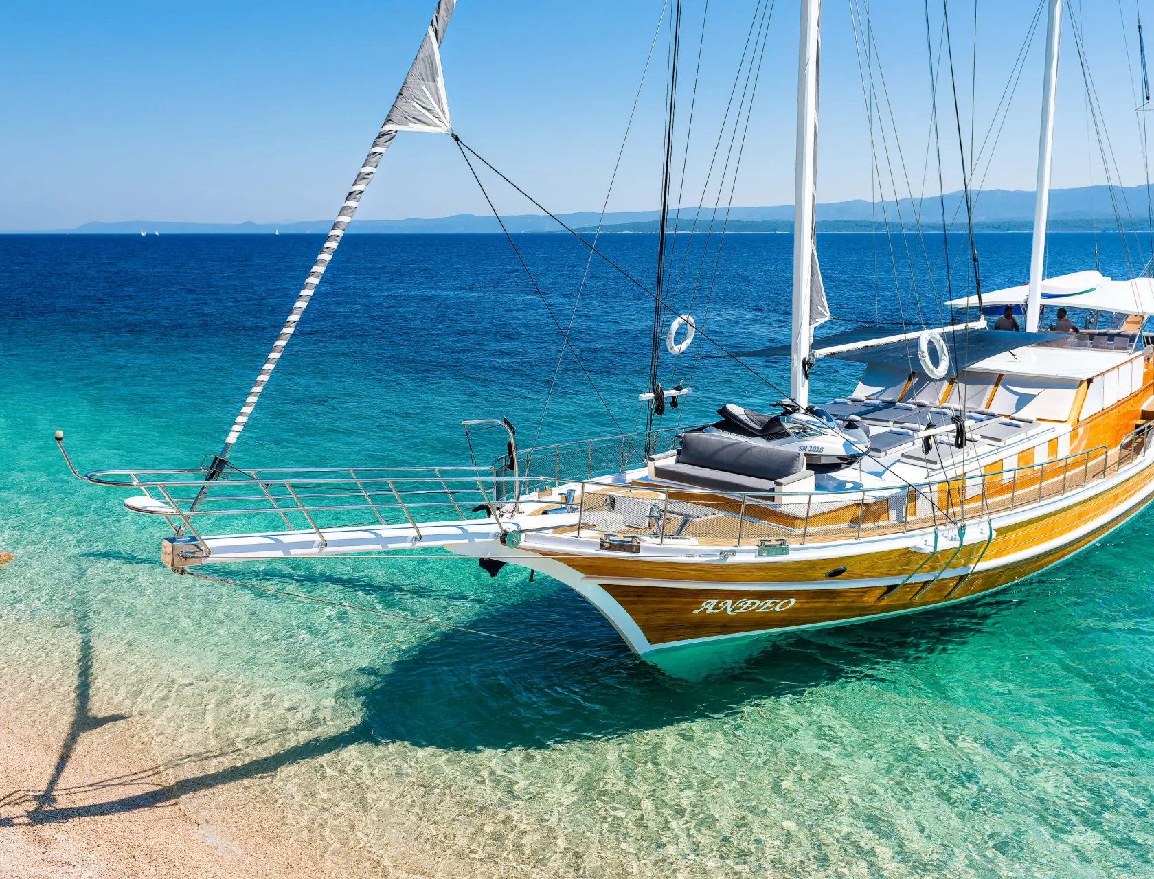 Anđeo anchoring on bay