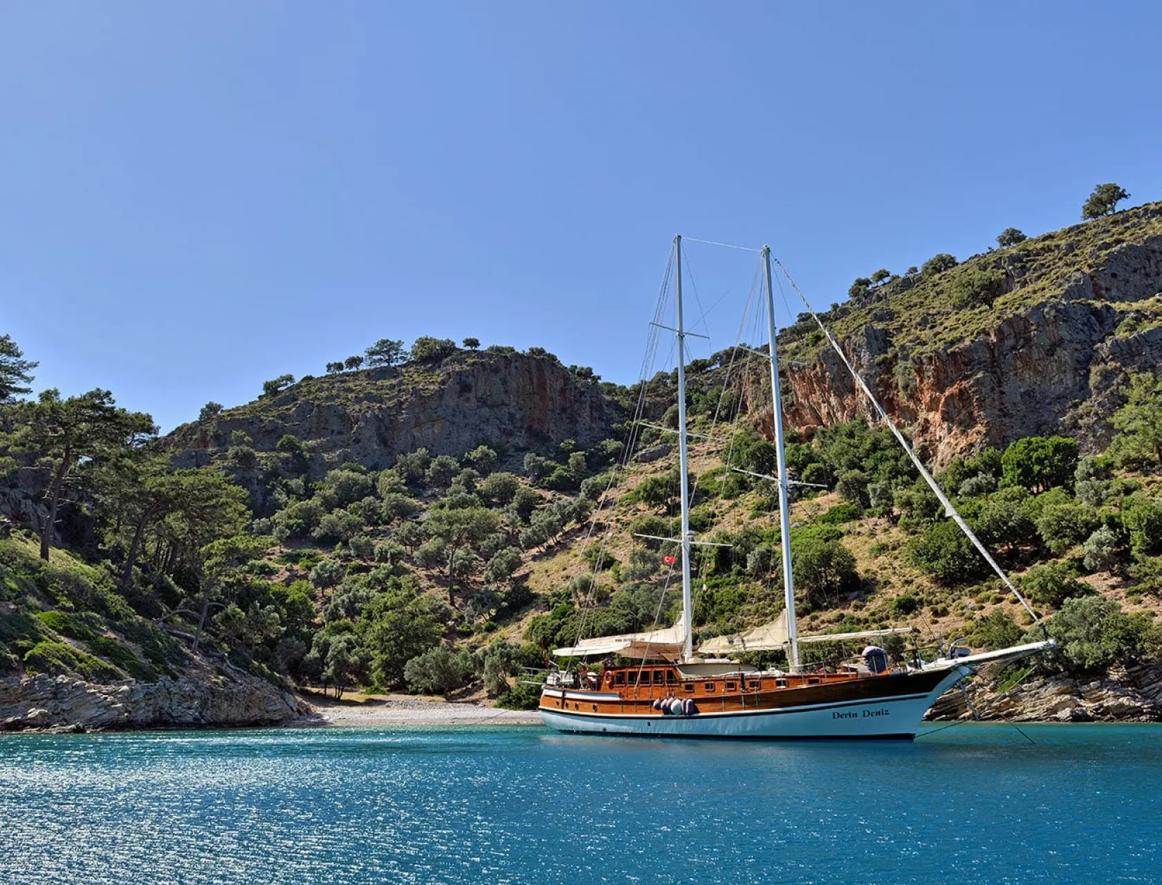 DERIN DENIZ Anchored