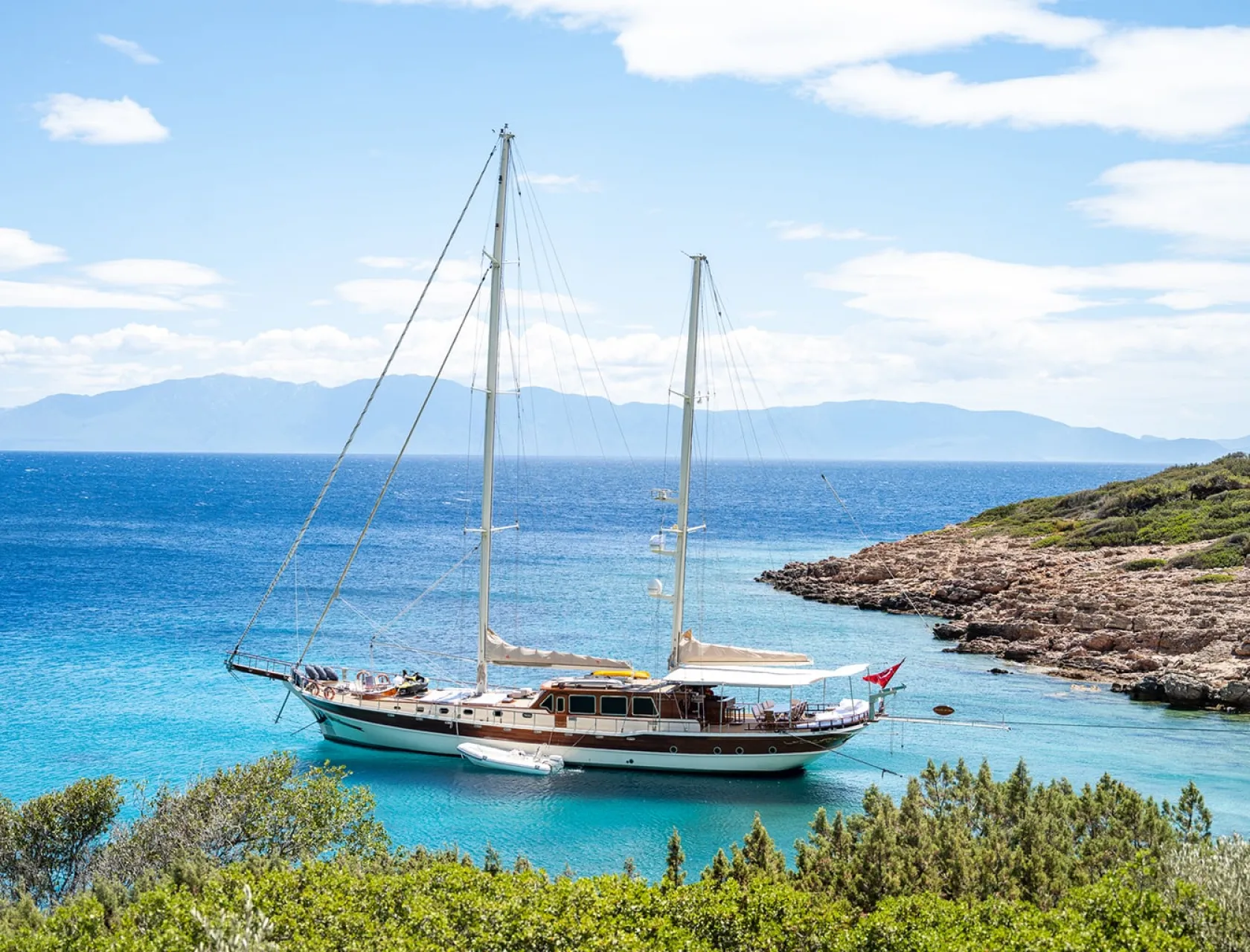 ESTRELLA DE MAR Anchored