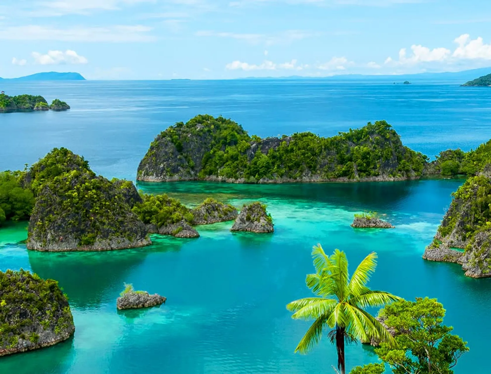 Lonely-green-islands-in-turquoise-water-in-Raja-Ampat-Papua-New-Guinea