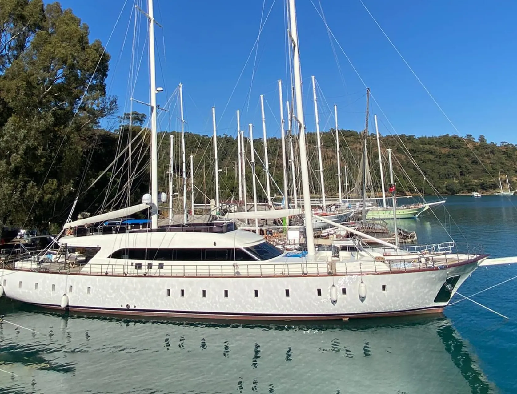 QUEEN OF MAKRI In port