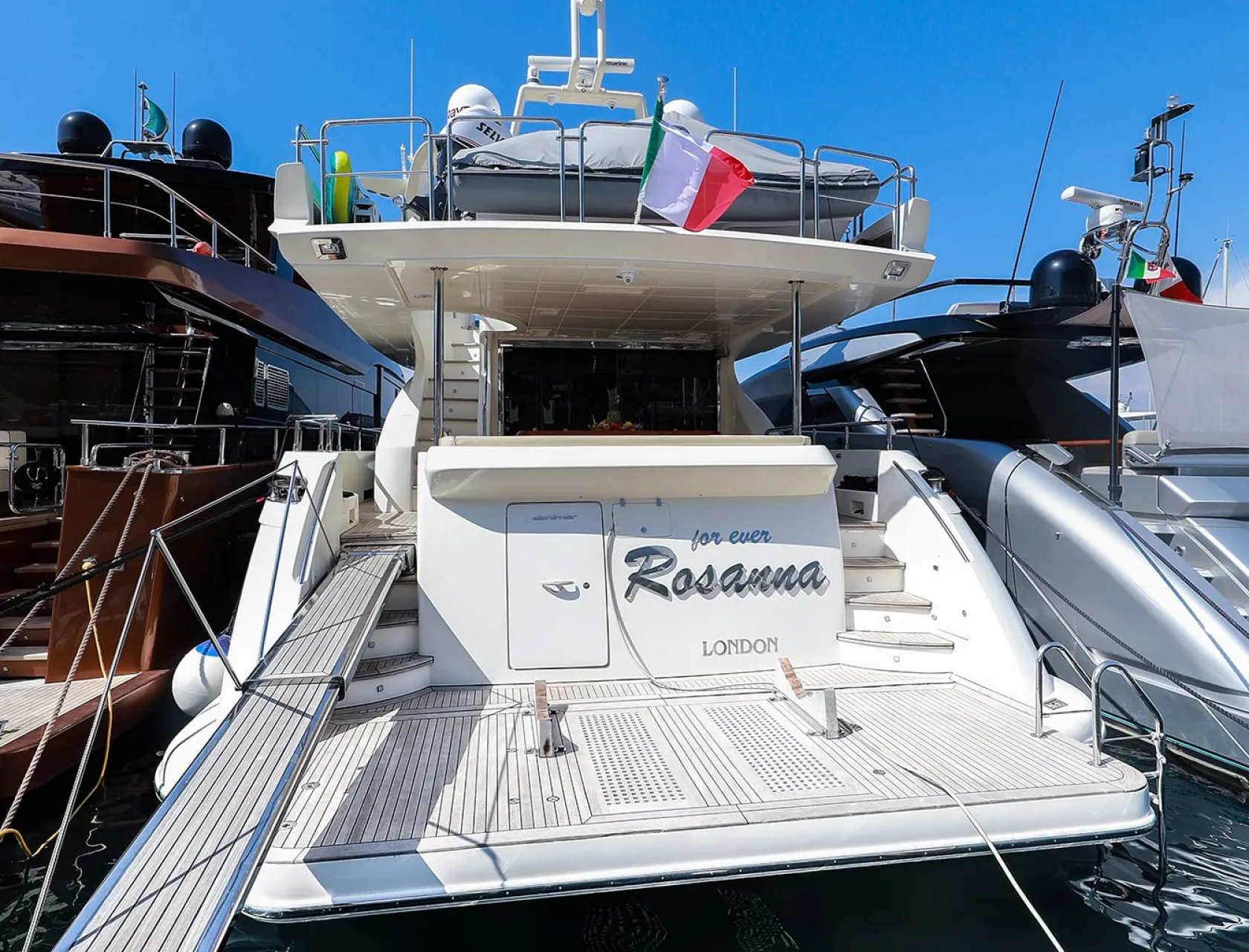 FOR EVER ROSANNA Anchored