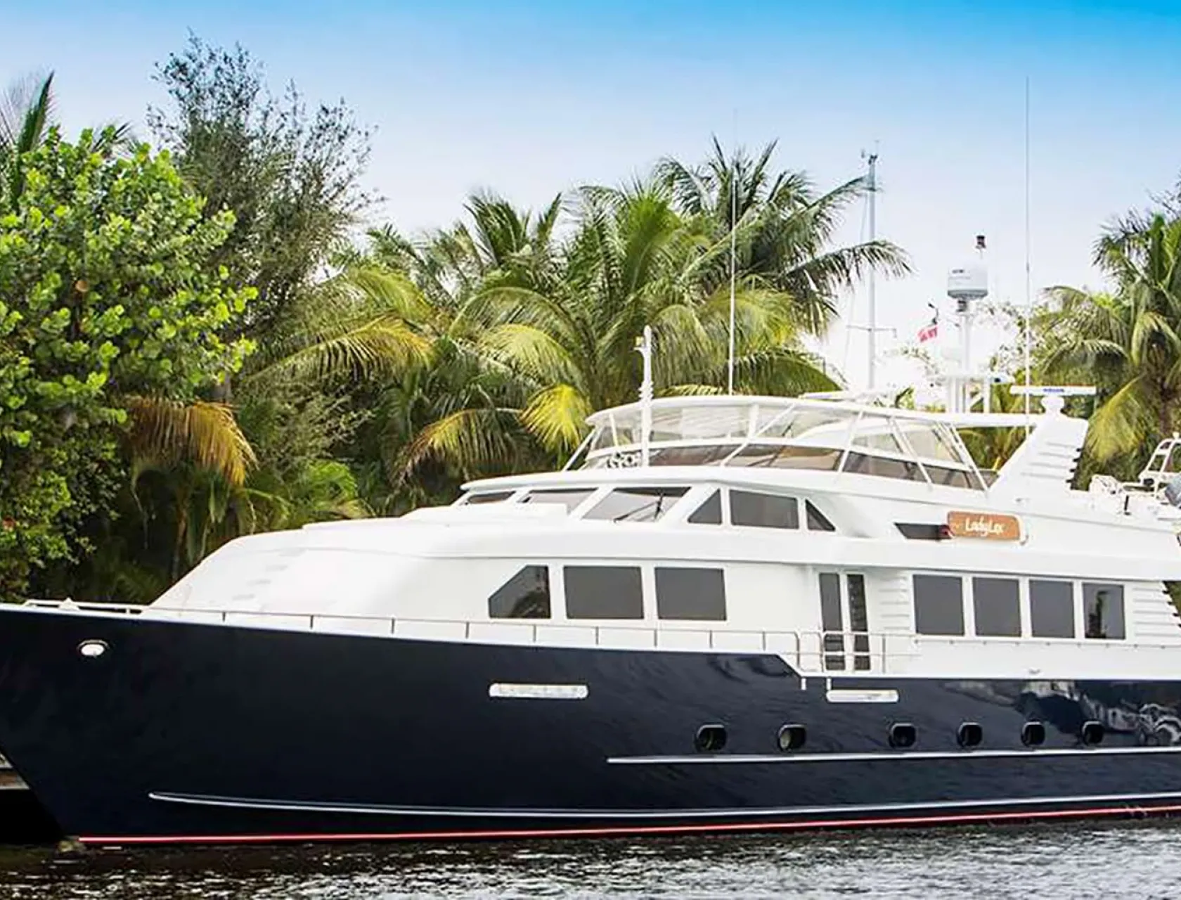 LADY LEX Anchored