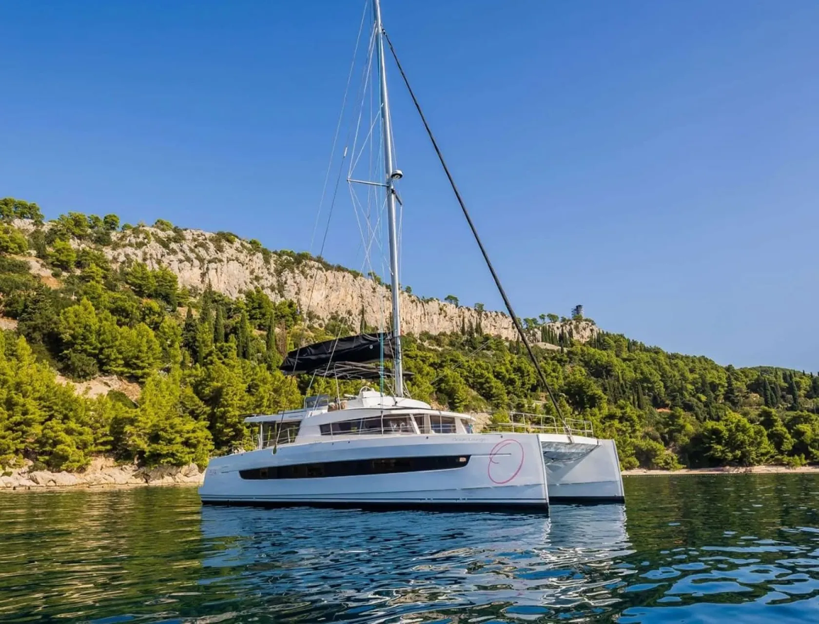 OCEAN LOUNGE Anchored