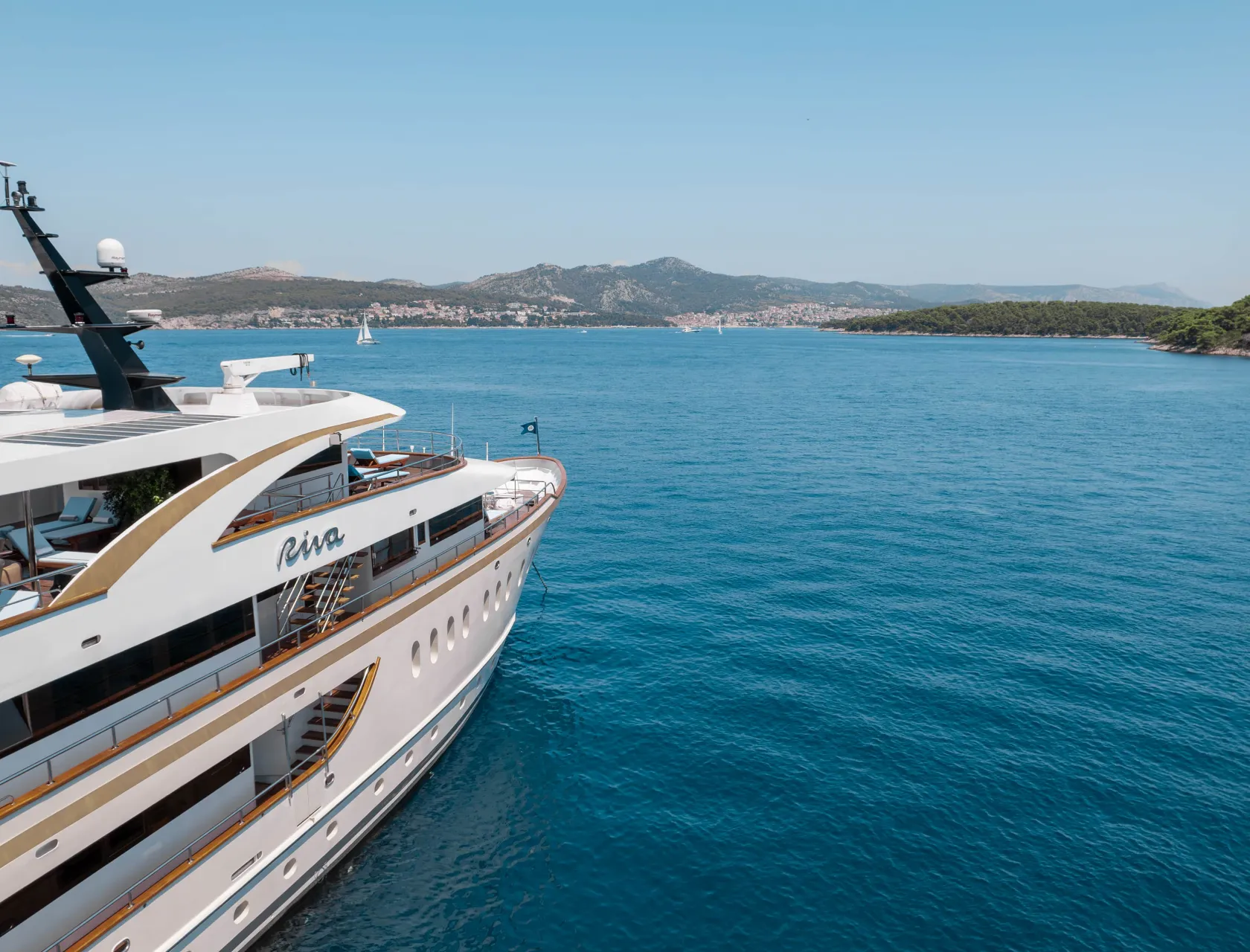 Your Complete Guide to Chartering Luxury Yachts