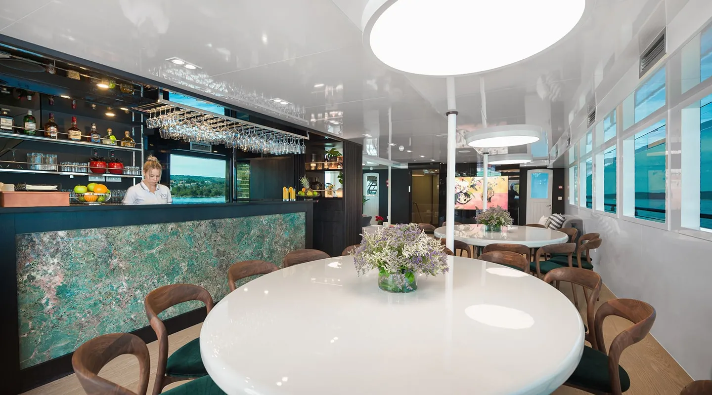 AGAPE ROSE Saloon