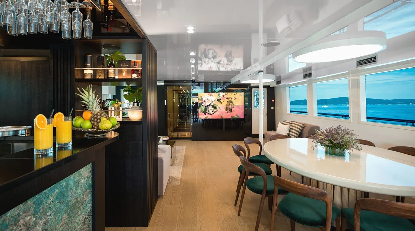 AGAPE ROSE Saloon