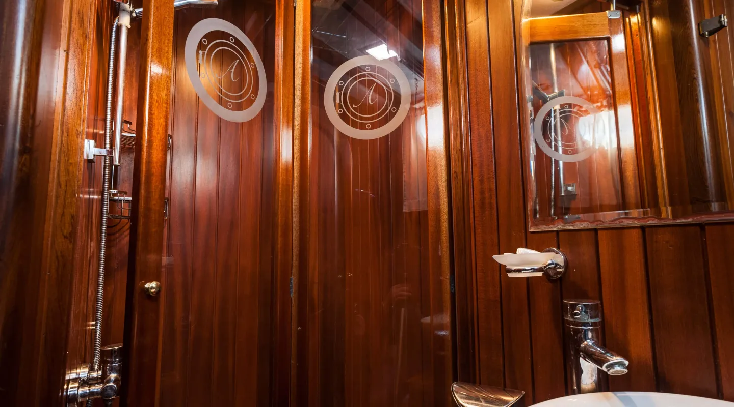 ANGELIQUE Bathroom