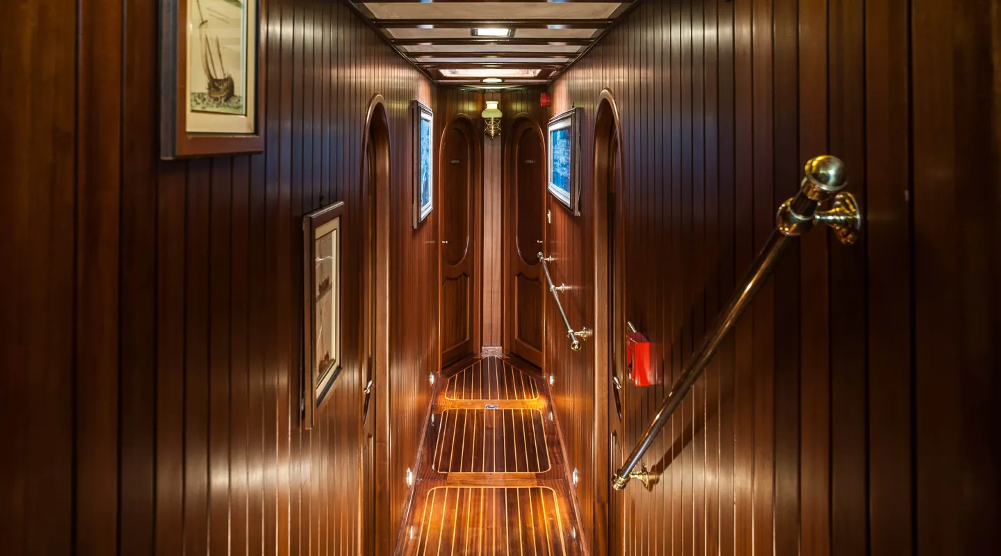 ANGELIQUE Hallway