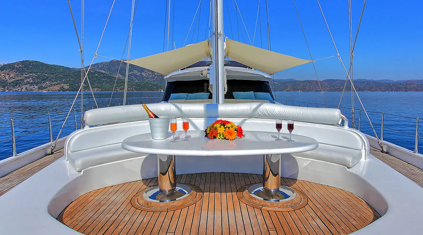 ANGELO 2 Sitting area on Bow deck